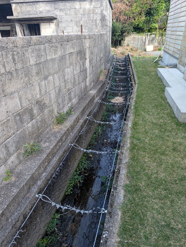 【転落防止】沖縄県　民家横用水路転落防止網